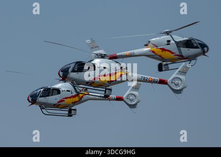 Moron, Spanien - 12. Mai 23: Patrulla ASPA drei Hubschrauber fliegen in Formation gegen einen klaren Himmel Stockfoto