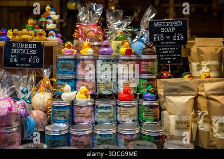 Birmingham, Frankfurt Christmas Market Birmingham, 22. Dezember 2025. Der Weihnachtsmarkt im Stadtzentrum, der als der größte authentische deutsche Weihnachtsmarkt außerhalb Deutschlands und Österreichs bekannt ist, erstreckt sich über den Victoria Square und die New Street mit rund 60-80 Verkaufsständen, an denen deutsche Speisen, Getränke und Kunsthandwerk angeboten werden, und zieht seit 2001 ( 24 Jahre ) jedes Jahr Millionen von Besuchern an. und die allgemeine Meinung der Besucher, dass der Markt "überteuert" und "Abzocke" ist Stockfoto