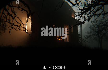 Gruselige Halloween-Nacht mit einer glühenden Jack-o'-Laterne auf der Veranda eines alten Hauses umgeben von dunklen Bäumen und Nebel. Geheimnisvolle Spukatmosphäre pe Stockfoto