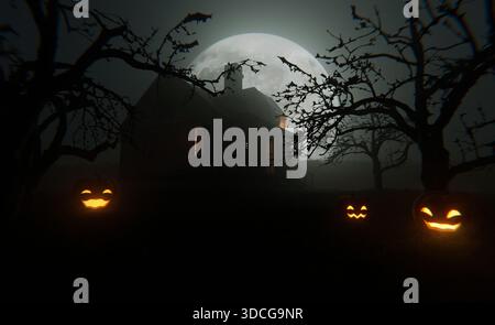 Spukhaus in der nebeligen Nacht unter Vollmond mit leuchtenden Halloween-Kürbissen auf dem Feld, umgeben von dunklen, blattlosen Bäumen, die ein gruseliges an schaffen Stockfoto