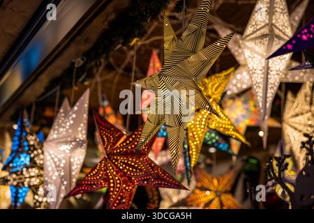 Birmingham, Frankfurt Christmas Market Birmingham, 22. Dezember 2025. Der Weihnachtsmarkt im Stadtzentrum, der als der größte authentische deutsche Weihnachtsmarkt außerhalb Deutschlands und Österreichs bekannt ist, erstreckt sich über den Victoria Square und die New Street mit rund 60-80 Verkaufsständen, an denen deutsche Speisen, Getränke und Kunsthandwerk angeboten werden, und zieht seit 2001 ( 24 Jahre ) jedes Jahr Millionen von Besuchern an. und die allgemeine Meinung der Besucher, dass der Markt "überteuert" und "Abzocke" ist Stockfoto