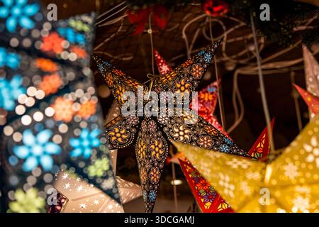 Birmingham, Frankfurt Christmas Market Birmingham, 22. Dezember 2025. Der Weihnachtsmarkt im Stadtzentrum, der als der größte authentische deutsche Weihnachtsmarkt außerhalb Deutschlands und Österreichs bekannt ist, erstreckt sich über den Victoria Square und die New Street mit rund 60-80 Verkaufsständen, an denen deutsche Speisen, Getränke und Kunsthandwerk angeboten werden, und zieht seit 2001 ( 24 Jahre ) jedes Jahr Millionen von Besuchern an. und die allgemeine Meinung der Besucher, dass der Markt "überteuert" und "Abzocke" ist Stockfoto