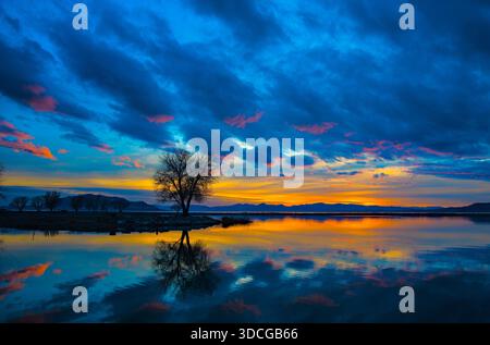 Sonnenuntergangsbilder auf dem Utah Lake. Dieser Bereich bietet wunderschöne Sonnenuntergänge und Reflexionen im Wasser. Stockfoto