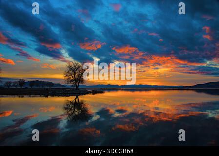 Sonnenuntergangsbilder auf dem Utah Lake. Dieser Bereich bietet wunderschöne Sonnenuntergänge und Reflexionen im Wasser. Stockfoto