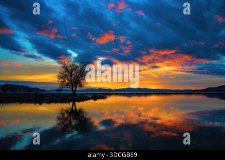Sonnenuntergangsbilder auf dem Utah Lake. Dieser Bereich bietet wunderschöne Sonnenuntergänge und Reflexionen im Wasser. Stockfoto