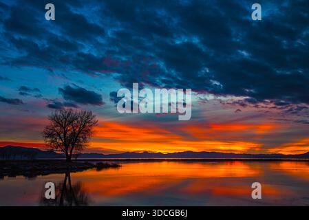 Sonnenuntergangsbilder auf dem Utah Lake. Dieser Bereich bietet wunderschöne Sonnenuntergänge und Reflexionen im Wasser. Stockfoto