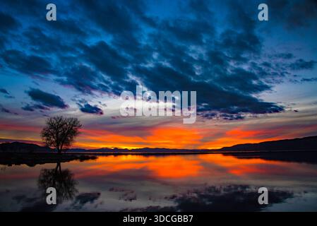 Sonnenuntergangsbilder auf dem Utah Lake. Dieser Bereich bietet wunderschöne Sonnenuntergänge und Reflexionen im Wasser. Stockfoto