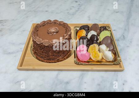 Schokoladen- und Kaffeekuchen, bei denen der Schwamm und die Füllung mit Espresso angereichert sind, mit einer Ganache bedeckt und mit Kaffeebohnen dekoriert sind Stockfoto