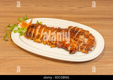 Gebratene Ente mit kantonesischem Gemüse, einschließlich Paprika, Bambussprossen und Shiitake-Pilzen in Austernsauce, serviert auf gebratenem Reis Stockfoto