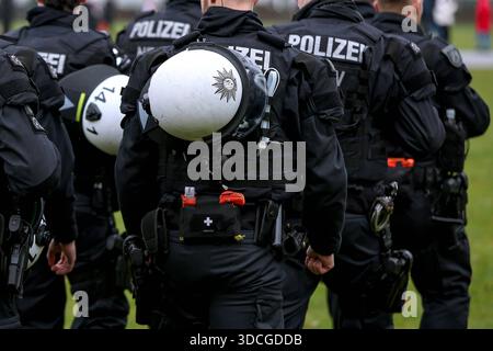 20.12.2025, Fußball, 1. FC Köln - FC Union Berlin, 1. Fußball-Bundesliga, 15. Spieltag, RheinEnergie-STADION, Saison 2025 2026: Polizeibereitschaft beim Hochrisikospiel Symbolbild DFB-Vorschriften verbieten jede Verwendung von Fotografien als Bildsequenzen und/oder Quasi-Video. Nordrhein-Westfalen Deutschland *** 20 12 2025, Fußball, 1 FC Köln FC Union Berlin, 1 Fußball Bundesliga, 15 Spieltag, RheinEnergie STADION, Saison 2025 2026 Polizeibereitschaft beim Hochrisikospiel Symbolbild DFB-Vorschriften verbieten jede Verwendung von Fotografien als Bildsequenzen und oder Quasi-Video Nordrhein-Westfalen Deutschland Stockfoto
