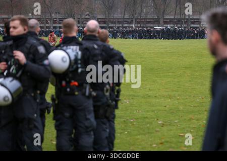 20.12.2025, Fußball, 1. FC Köln - FC Union Berlin, 1. Fußball-Bundesliga, 15. Spieltag, RheinEnergie-STADION, Saison 2025 2026: Polizeibereitschaft beim Hochrisikospiel Symbolbild DFB-Vorschriften verbieten jede Verwendung von Fotografien als Bildsequenzen und/oder Quasi-Video. Nordrhein-Westfalen Deutschland *** 20 12 2025, Fußball, 1 FC Köln FC Union Berlin, 1 Fußball Bundesliga, 15 Spieltag, RheinEnergie STADION, Saison 2025 2026 Polizeibereitschaft beim Hochrisikospiel Symbolbild DFB-Vorschriften verbieten jede Verwendung von Fotografien als Bildsequenzen und oder Quasi-Video Nordrhein-Westfalen Deutschland Stockfoto