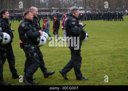 20.12.2025, Fußball, 1. FC Köln - FC Union Berlin, 1. Fußball-Bundesliga, 15. Spieltag, RheinEnergie-STADION, Saison 2025 2026: Polizeibereitschaft beim Hochrisikospiel Symbolbild DFB-Vorschriften verbieten jede Verwendung von Fotografien als Bildsequenzen und/oder Quasi-Video. Nordrhein-Westfalen Deutschland *** 20 12 2025, Fußball, 1 FC Köln FC Union Berlin, 1 Fußball Bundesliga, 15 Spieltag, RheinEnergie STADION, Saison 2025 2026 Polizeibereitschaft beim Hochrisikospiel Symbolbild DFB-Vorschriften verbieten jede Verwendung von Fotografien als Bildsequenzen und oder Quasi-Video Nordrhein-Westfalen Deutschland Stockfoto