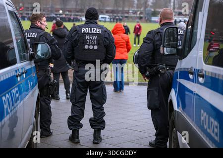 20.12.2025, Fußball, 1. FC Köln - FC Union Berlin, 1. Fußball-Bundesliga, 15. Spieltag, RheinEnergie-STADION, Saison 2025 2026: Polizeibereitschaft beim Hochrisikospiel Symbolbild DFB-Vorschriften verbieten jede Verwendung von Fotografien als Bildsequenzen und/oder Quasi-Video. Nordrhein-Westfalen Deutschland *** 20 12 2025, Fußball, 1 FC Köln FC Union Berlin, 1 Fußball Bundesliga, 15 Spieltag, RheinEnergie STADION, Saison 2025 2026 Polizeibereitschaft beim Hochrisikospiel Symbolbild DFB-Vorschriften verbieten jede Verwendung von Fotografien als Bildsequenzen und oder Quasi-Video Nordrhein-Westfalen Deutschland Stockfoto