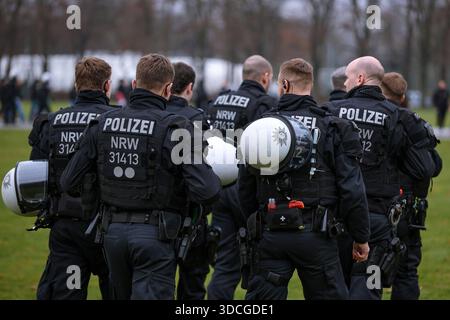 20.12.2025, Fußball, 1. FC Köln - FC Union Berlin, 1. Fußball-Bundesliga, 15. Spieltag, RheinEnergie-STADION, Saison 2025 2026: Polizeibereitschaft beim Hochrisikospiel Symbolbild DFB-Vorschriften verbieten jede Verwendung von Fotografien als Bildsequenzen und/oder Quasi-Video. Nordrhein-Westfalen Deutschland *** 20 12 2025, Fußball, 1 FC Köln FC Union Berlin, 1 Fußball Bundesliga, 15 Spieltag, RheinEnergie STADION, Saison 2025 2026 Polizeibereitschaft beim Hochrisikospiel Symbolbild DFB-Vorschriften verbieten jede Verwendung von Fotografien als Bildsequenzen und oder Quasi-Video Nordrhein-Westfalen Deutschland Stockfoto