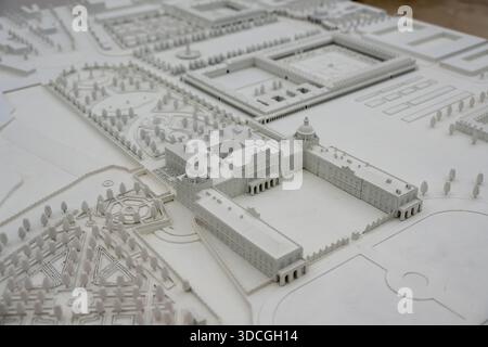 Ein detailliertes Architekturmodell, das ein großes Anwesen mit Gärten, Gebäuden und Wegen zeigt Stockfoto