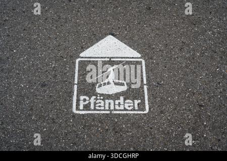 Markierung und Wegweiser auf Asphalt, die zum Ausgangspunkt der Pfanderbahn zum Gipfel des Pfanderberges in Bregenz, Österreich, führen Stockfoto