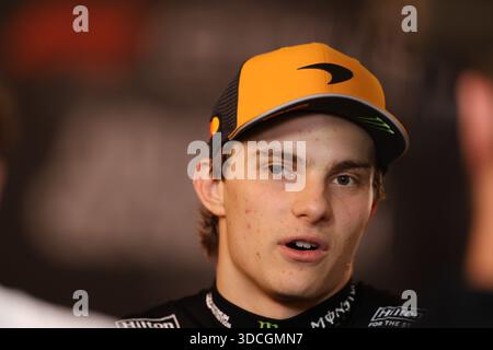 Abu Dhabi, VAE. Dezember 2025. McLaren-Fahrer Oscar Piastri nach Qualifikationsinterview auf dem Yas Marina International Circuit während des Grand Prix von Abu Dhabi in Stockfoto