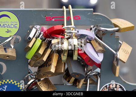 Sogenannte "Love Locks" auf der Széchenyi Kettenbrücke in Budapest, Ungarn. Die Brücke überspannt die Donau. Stockfoto