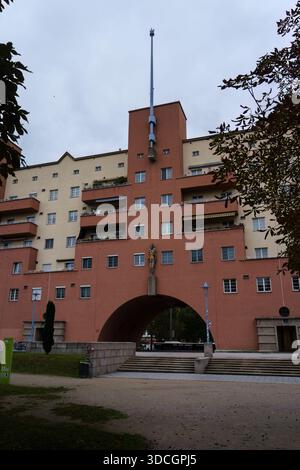 Wien, Österreich - 5. Oktober 2025 - Blick auf die Wohnanlage Karl Marx Hof, eine historische Sozialsiedlung in Wien. Stockfoto