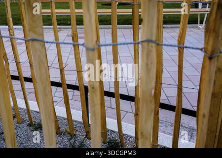 Nahaufnahme eines hölzernen Stabzauns in einem Park, der die Struktur und Anordnung der Stäbe zeigt. Stockfoto