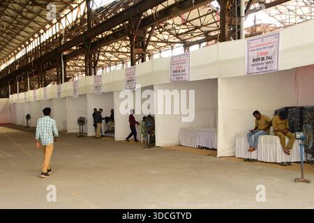 MUMBAI, INDIEN – 22. DEZEMBER: Arbeiter bereiten Zelte für Wahlstände in den Firmengebäuden von Richardson und Cruddas in Byculla vor, um am 22. Dezember 2025 in Mumbai, Indien, zu den BMC-Umfragen zu kommen. Die BMC-Wahlen der Brihanmumbai Municipal Corporation sind für den 15. Januar 2026 geplant. Foto: Mitarbeiter der Bhushan Koyande/Hindustan Times bereiten sich auf die bevorstehenden BMC-Wahlen vor Stockfoto
