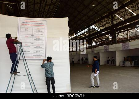 MUMBAI, INDIEN – 22. DEZEMBER: Arbeiter bereiten Zelte für Wahlstände in den Firmengebäuden von Richardson und Cruddas in Byculla vor, um am 22. Dezember 2025 in Mumbai, Indien, zu den BMC-Umfragen zu kommen. Die BMC-Wahlen der Brihanmumbai Municipal Corporation sind für den 15. Januar 2026 geplant. Foto: Mitarbeiter der Bhushan Koyande/Hindustan Times bereiten sich auf die bevorstehenden BMC-Wahlen vor Stockfoto