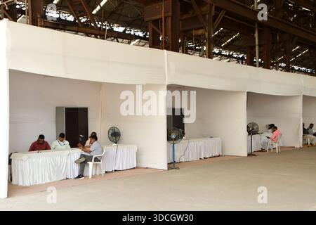 MUMBAI, INDIEN – 22. DEZEMBER: Arbeiter bereiten Zelte für Wahlstände in den Firmengebäuden von Richardson und Cruddas in Byculla vor, um am 22. Dezember 2025 in Mumbai, Indien, zu den BMC-Umfragen zu kommen. Die BMC-Wahlen der Brihanmumbai Municipal Corporation sind für den 15. Januar 2026 geplant. Foto: Mitarbeiter der Bhushan Koyande/Hindustan Times bereiten sich auf die bevorstehenden BMC-Wahlen vor Stockfoto