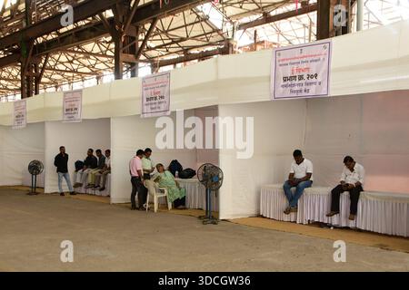 MUMBAI, INDIEN – 22. DEZEMBER: Arbeiter bereiten Zelte für Wahlstände in den Firmengebäuden von Richardson und Cruddas in Byculla vor, um am 22. Dezember 2025 in Mumbai, Indien, zu den BMC-Umfragen zu kommen. Die BMC-Wahlen der Brihanmumbai Municipal Corporation sind für den 15. Januar 2026 geplant. Foto: Mitarbeiter der Bhushan Koyande/Hindustan Times bereiten sich auf die bevorstehenden BMC-Wahlen vor Stockfoto