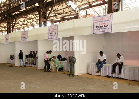 Mumbai, Indien. Dezember 2025. MUMBAI, INDIEN – 22. DEZEMBER: Arbeiter bereiten Zelte für Wahlstände in den Firmengebäuden von Richardson und Cruddas in Byculla vor, um am 22. Dezember 2025 in Mumbai, Indien, zu den BMC-Umfragen zu kommen. Die Wahlen der Brihanmumbai Municipal Corporation (BMC) sind für den 15. Januar 2026 geplant. (Foto: Bhushan Koyande/Hindustan Times/SIPA USA) Credit: SIPA USA/Alamy Live News Stockfoto