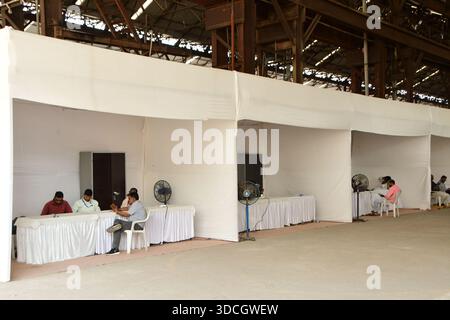 Mumbai, Indien. Dezember 2025. MUMBAI, INDIEN – 22. DEZEMBER: Arbeiter bereiten Zelte für Wahlstände in den Firmengebäuden von Richardson und Cruddas in Byculla vor, um am 22. Dezember 2025 in Mumbai, Indien, zu den BMC-Umfragen zu kommen. Die Wahlen der Brihanmumbai Municipal Corporation (BMC) sind für den 15. Januar 2026 geplant. (Foto: Bhushan Koyande/Hindustan Times/SIPA USA) Credit: SIPA USA/Alamy Live News Stockfoto