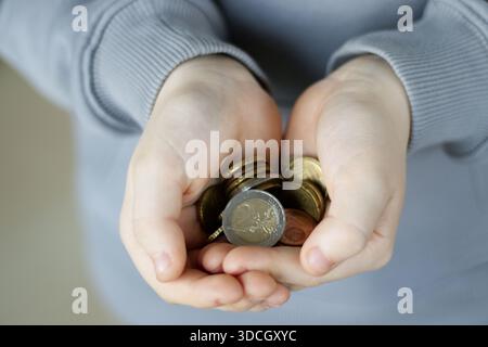 Euro-Münzen in Kinderhänden, Nahaufnahme Stockfoto