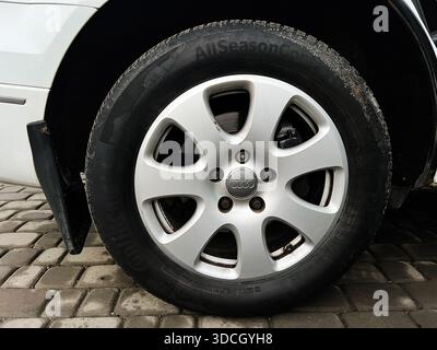 Kiew, Ukraine - 19. Dezember 2025: Nahaufnahme einer Leichtmetallfelge an einem Audi Q7 mit Reifen, Schlamm und Straßenbelag. Stockfoto