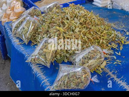 Getrocknete Lindenblüten Blätter Tilia duftender Kräutertee-Aufguss in Beuteln Stockfoto