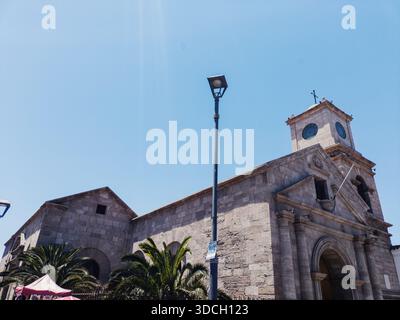 Niedriger Winkel und Seitenansicht die Kirche St. Augustine ist eine katholische Kirche in La Serena, Chile. Stockfoto