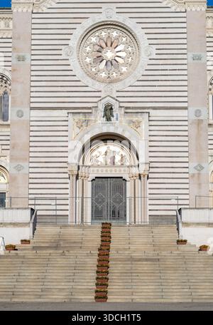 Haupttreppe und kunstvoll gestreifte Marmorfassade des Eingangs Famedio auf dem Monumental-Friedhof in Mailand, Italien. Stockfoto