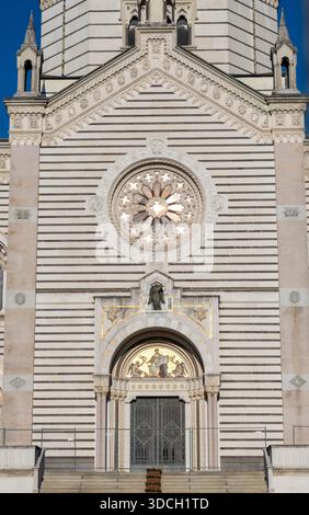 Haupttreppe und kunstvoll gestreifte Marmorfassade des Eingangs Famedio auf dem Monumental-Friedhof in Mailand, Italien. Stockfoto