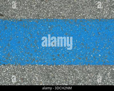 Horizontale blaue Linie auf Asphalt als Bodenmarkierung zur Orientierung und Trennung. Kopierraum. Stockfoto