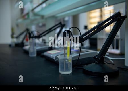 Laborgeräte mit pH-Messgeräten auf einer Werkbank. Stockfoto
