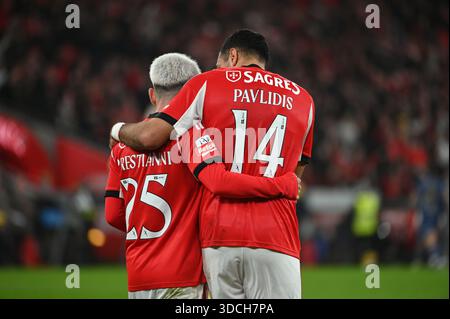 Lissabon, Portugal. 22. Dezember 2025. Spieler von SL Benfica feiern das Tor beim Benfica gegen Famalicao für die portugiesische Liga im Estadio da Luz in Lissabon. Quelle: Ricardo Rocha / Alamy Live News Stockfoto