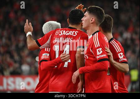 Lissabon, Portugal. 22. Dezember 2025. Spieler von SL Benfica feiern das Tor beim Benfica gegen Famalicao für die portugiesische Liga im Estadio da Luz in Lissabon. Quelle: Ricardo Rocha / Alamy Live News Stockfoto