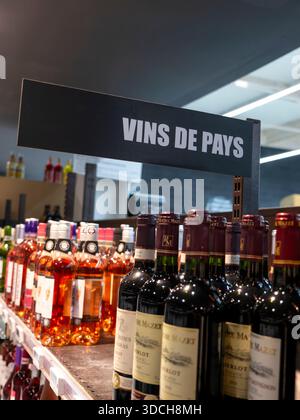 Französischer Weinmarkt in der Bretagne mit Schildern mit „VINS DE PAYS“ und Weinflaschen zum Verkauf. Bretagne Frankreich Stockfoto