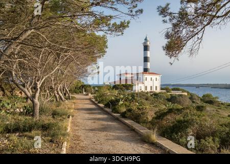 Schwarz-weiß gestreifter Leuchtturm auf einer Klippe an der Küste Mallorcas, Balearen, Spanien Stockfoto