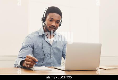 Callcenter-Mitarbeiter mit Headset Stockfoto
