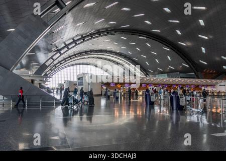 DOHA, KATAR - 22. SEPTEMBER 2023: Check-in-Bereich des Hamad International Airport in Doha, Katar Stockfoto