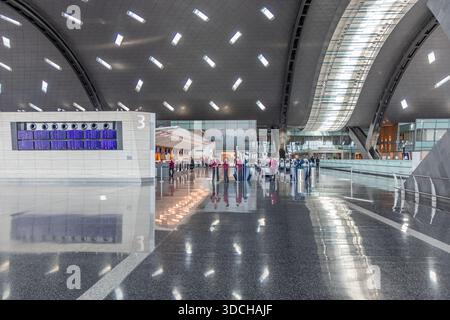 DOHA, KATAR - 22. SEPTEMBER 2023: Check-in-Bereich des Hamad International Airport in Doha, Katar Stockfoto