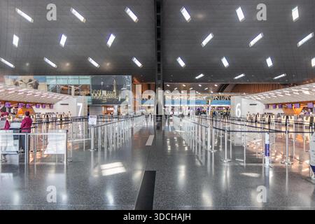 DOHA, KATAR - 22. SEPTEMBER 2023: Check-in-Bereich des Hamad International Airport in Doha, Katar Stockfoto