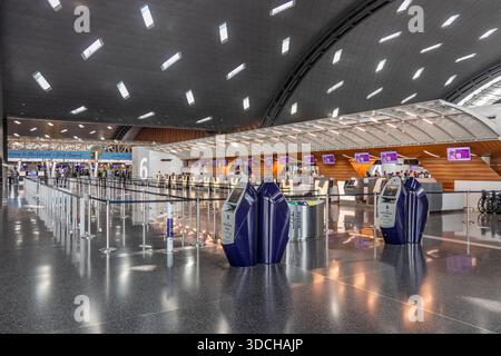 DOHA, KATAR - 22. SEPTEMBER 2023: Check-in-Bereich des Hamad International Airport in Doha, Katar Stockfoto