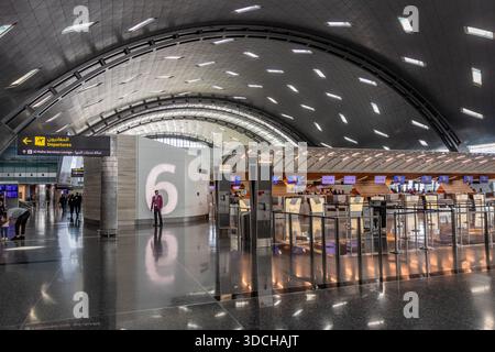 DOHA, KATAR - 22. SEPTEMBER 2023: Check-in-Bereich des Hamad International Airport in Doha, Katar Stockfoto