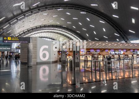 DOHA, KATAR - 22. SEPTEMBER 2023: Check-in-Bereich des Hamad International Airport in Doha, Katar Stockfoto