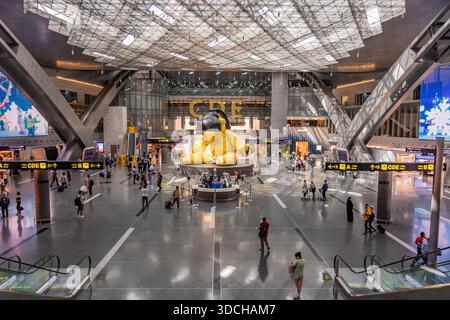 DOHA, KATAR - 22. SEPTEMBER 2023: Innere des internationalen Flughafens Hamad in Doha, Katar Stockfoto
